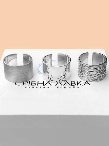 Широка фактурна каблучка без вставок та родієм