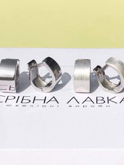 Лаконічні срібні сережки з  гладкою поверхнею