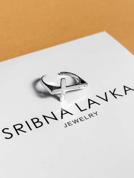 Срібна каблучка у вигляді хреста